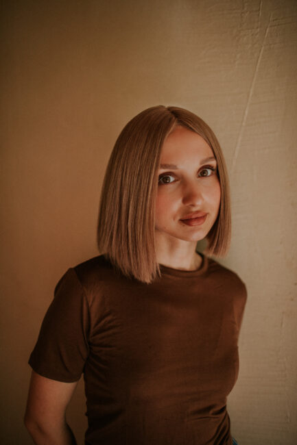 Peruka naturalna ciemny blond jedwabna baza 027