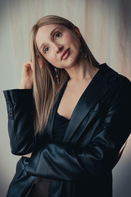 Peruka naturalna mikroskóra 45cm blond z pasemkami 048